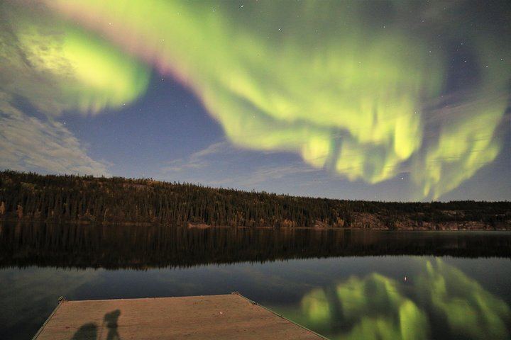 Northern Lights Bus Tour on the Ingraham Trail from Yellowknife (1/12)