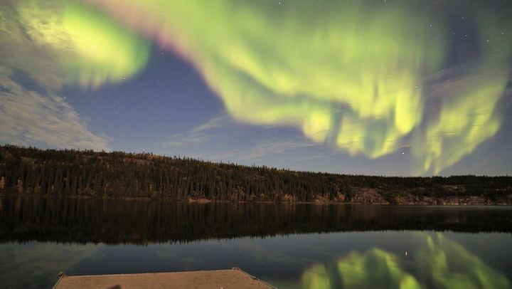 Northern Lights Bus Tour on the Ingraham Trail from Yellowknife (1/12)