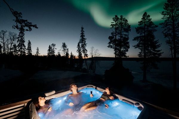 Private Arctic Forest Sauna and Jacuzzi with Northern Lights and BBQ