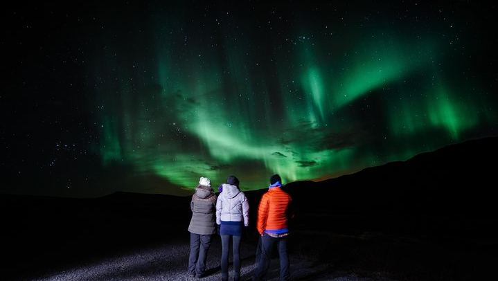 Chasse aux aurores en minibus au départ de Reykjavik, avec couvertures, chocolat chaud et photos gratuites (1/12)
