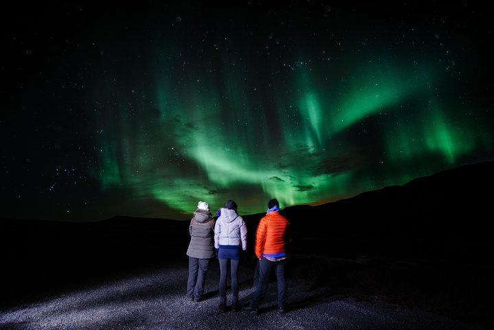 Chasse aux aurores en minibus au départ de Reykjavik, avec couvertures, chocolat chaud et photos gratuites (1/12)