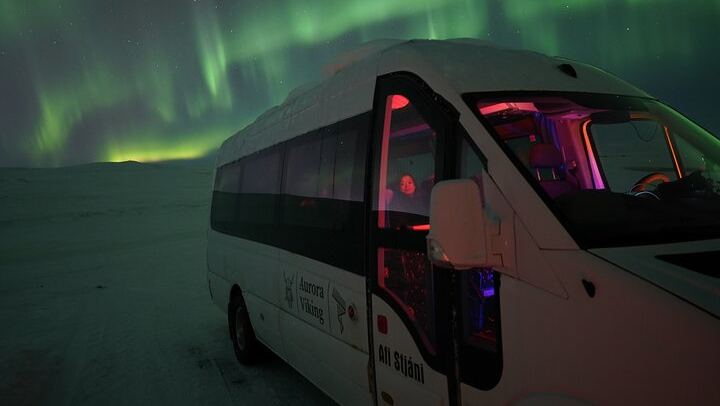 Chasse aux aurores à Reykjavík, avec photos professionnelles et accessoires vikings (2/12)