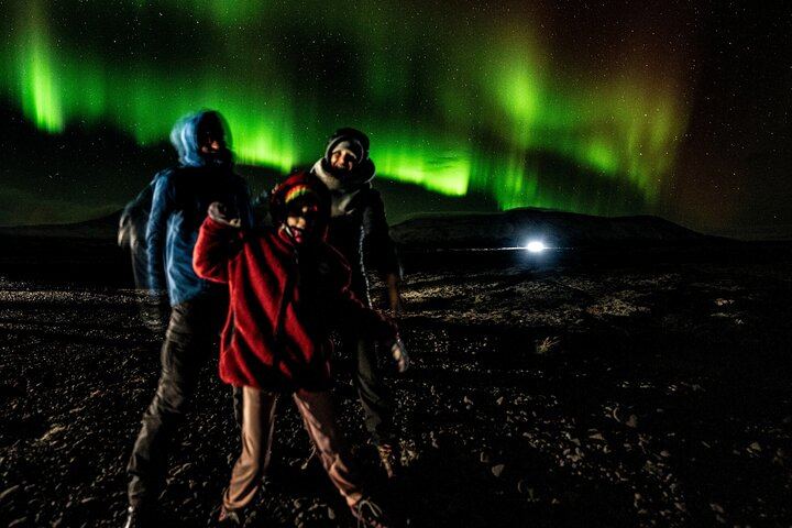Busreise von Reykjavík zur Beobachtung des Nordlichts mit WLAN, Toilette und heißer Schokolade (2/9)