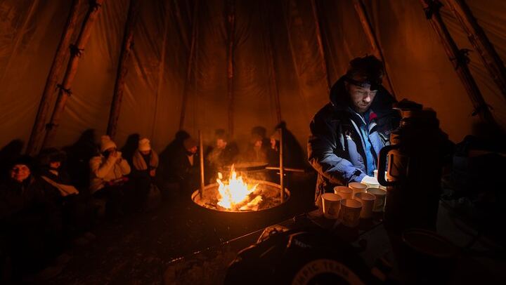 Chasse aux aurores en minibus au départ de Rovaniemi, avec feu de camp, barbecue lapon et transfert (1/10)