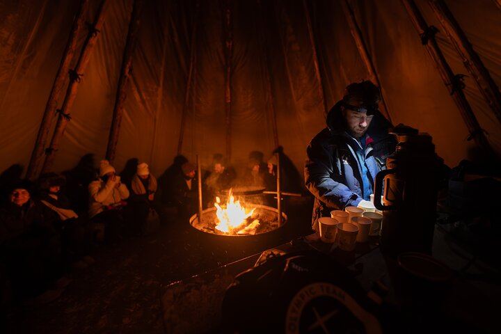 Chasse aux aurores en minibus au départ de Rovaniemi, avec feu de camp, barbecue lapon et transfert (1/10)