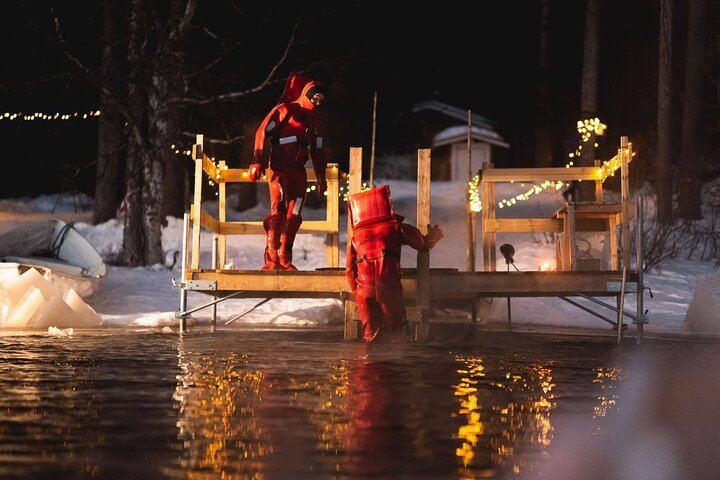Eine kleine Gruppe von Menschen beobachtet treibendes arktisches Eis unter dem Polarlicht in Rovaniemi (8/12)