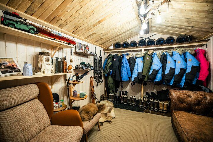 Das Arctic Conservatory: Ein privates Abendessen am Seeufer und eine Schneemobil-Safari (10/12)