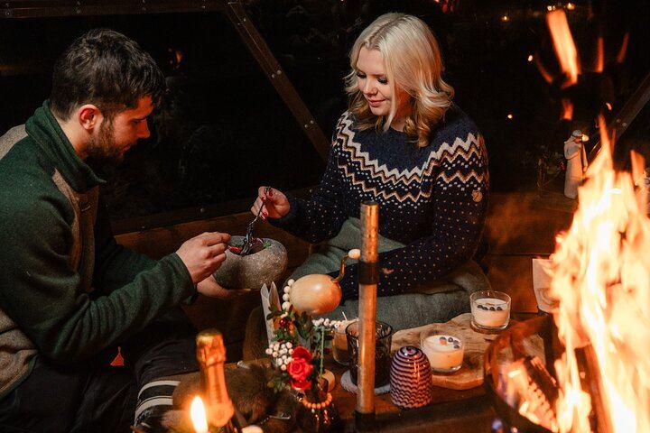 Das Arctic Conservatory: Ein privates Abendessen am Seeufer und eine Schneemobil-Safari (6/12)
