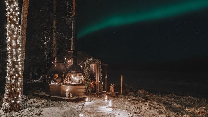 Aurora Gastronomy: Gourmet Glass Igloo Dinner and Snowmobile Safari (2/12)