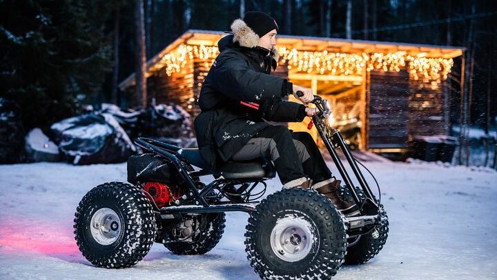 Das Arctic Conservatory: Ein privates Abendessen am Seeufer und eine Schneemobil-Safari (4/12)