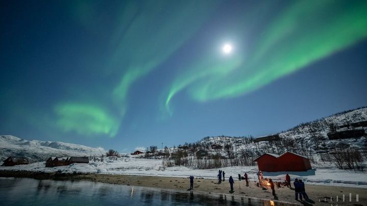 Tromso Northern Lights Tour with Full Arctic Gear and Reindeer Sausage (3/12)