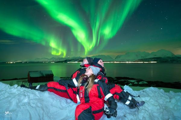Tromso Northern Lights by Minibus with a Warm Dinner and Free Photos