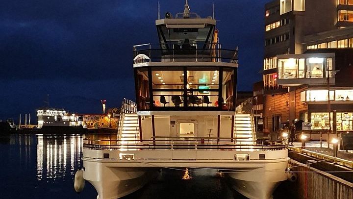 Kreuzfahrt zur Beobachtung des Polarlichts von Tromsø mit einem dreigängigen Abendessen an Bord (1/12)