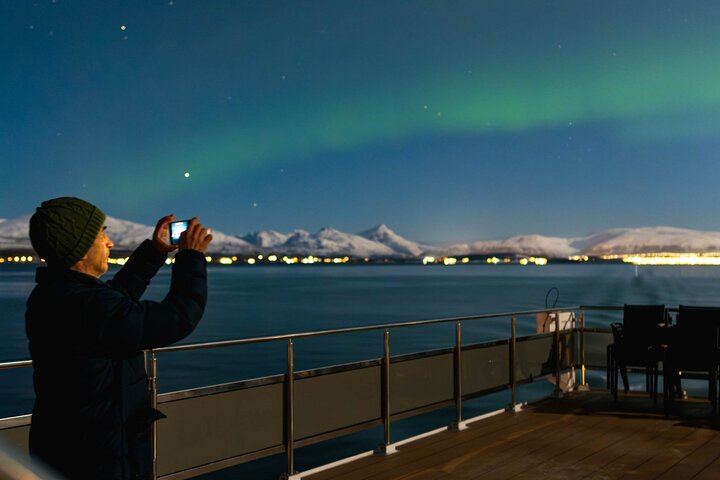 Kreuzfahrt zur Beobachtung des Polarlichts von Tromsø mit einem dreigängigen Abendessen an Bord (9/12)