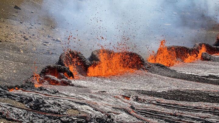 Active Volcano Hike and Northern Lights Night Tour from Reykjavík (4/5)