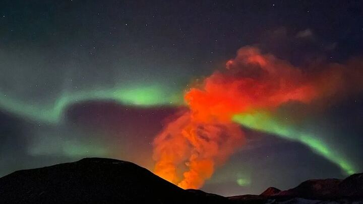 Active Volcano Hike and Northern Lights Night Tour from Reykjavík (1/5)