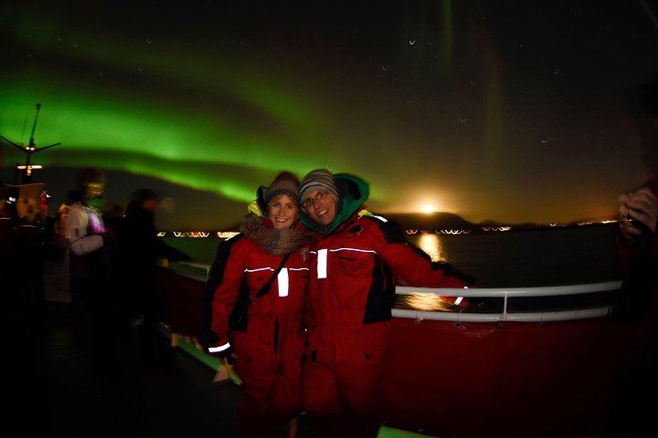 Winter Whale Watching and Evening Northern Lights Cruise from Reykjavík (5/8)