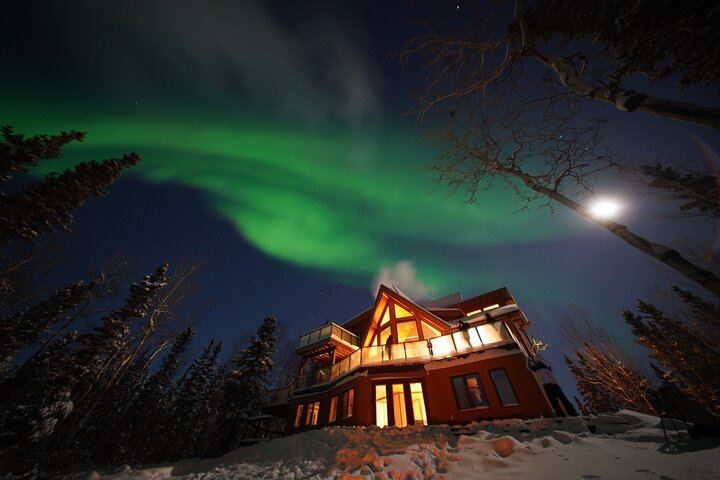 Yellowknife Aurora Chasing and Lodge Night at Madeline Lake (12/12)