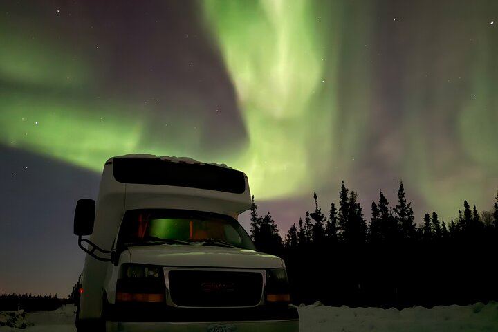 Yellowknife Aurora Hunting by Bus with Wilderness First Aid Guides (7/12)