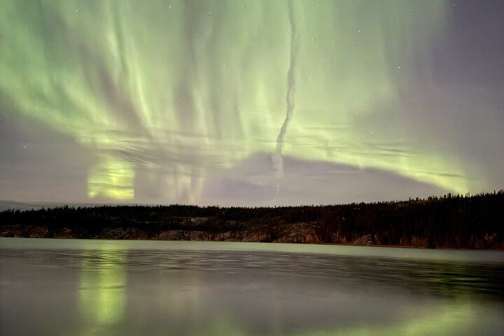 Yellowknife Aurora Hunting by Bus with Wilderness First Aid Guides (9/12)