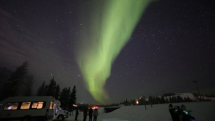 Yellowknife Aurora by Bus: Lake Hopping with Hotel Pickup (1/10)