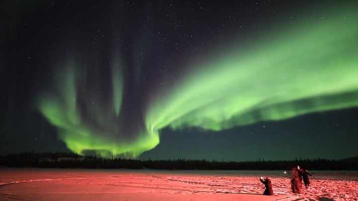 Yellowknife Aurora by Bus: Lake Hopping with Hotel Pickup (2/10)