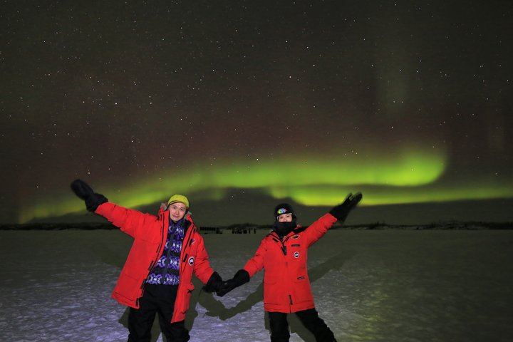 Yellowknife Aurora by Bus: Lake Hopping with Hotel Pickup (10/10)