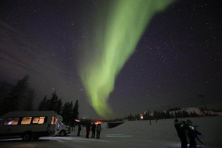 Yellowknife Aurora by Bus: Lake Hopping with Hotel Pickup (1/10)