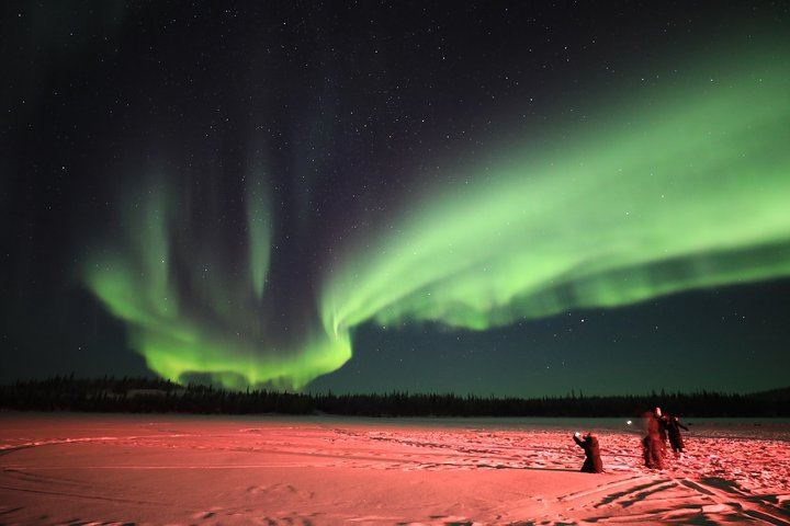 Yellowknife Aurora by Bus: Lake Hopping with Hotel Pickup (2/10)