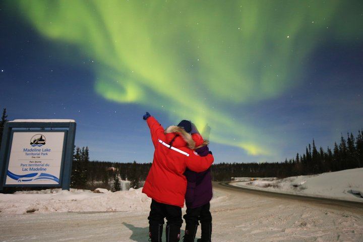Yellowknife Aurora by Bus: Lake Hopping with Hotel Pickup (6/10)